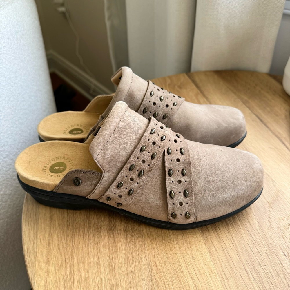 Revitalign Moro Clogs